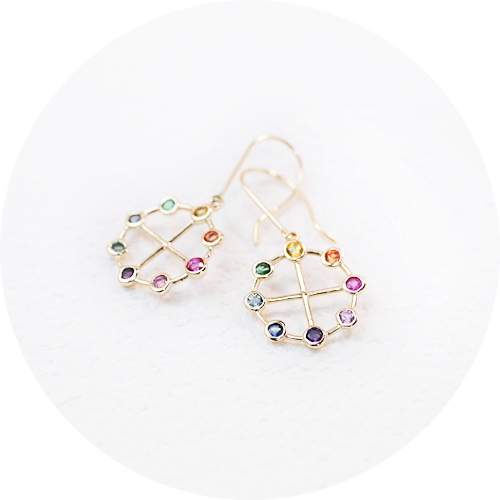 色とりどりの宝石をあしらった、カタカムナのピアス